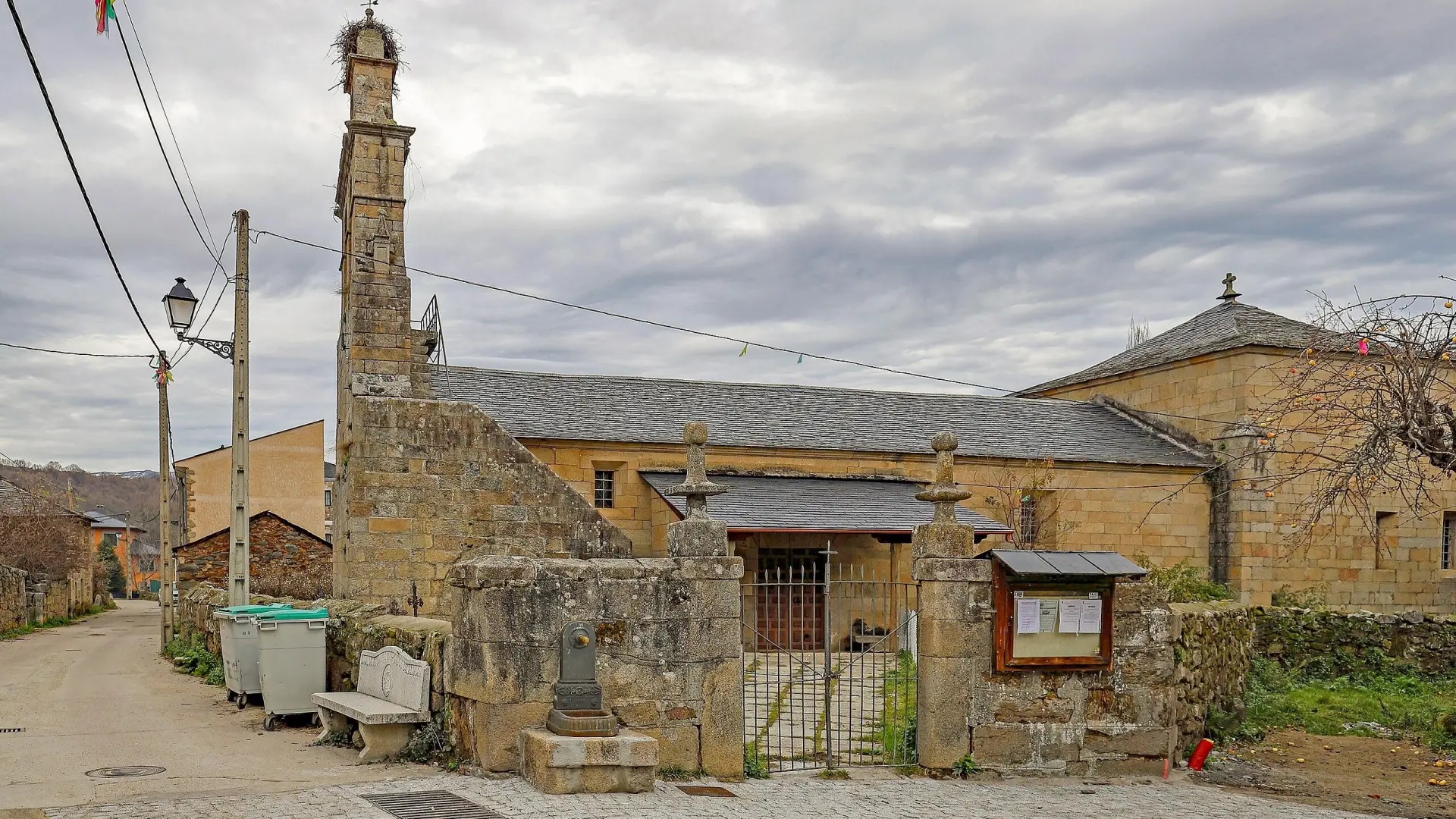 El pueblo de Zamora con vistas al lago glaciar más impresionante del país