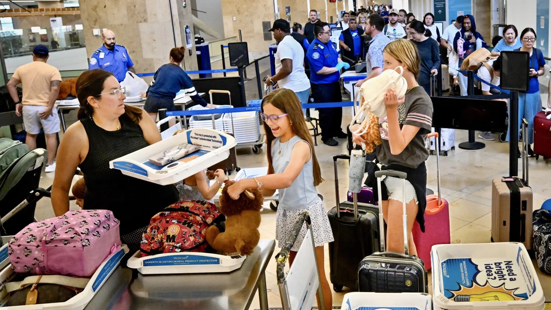 Een weinig bekende regel over uw mobiele telefoon op luchthavens: ze kunnen deze in beslag nemen voordat u aan boord gaat.