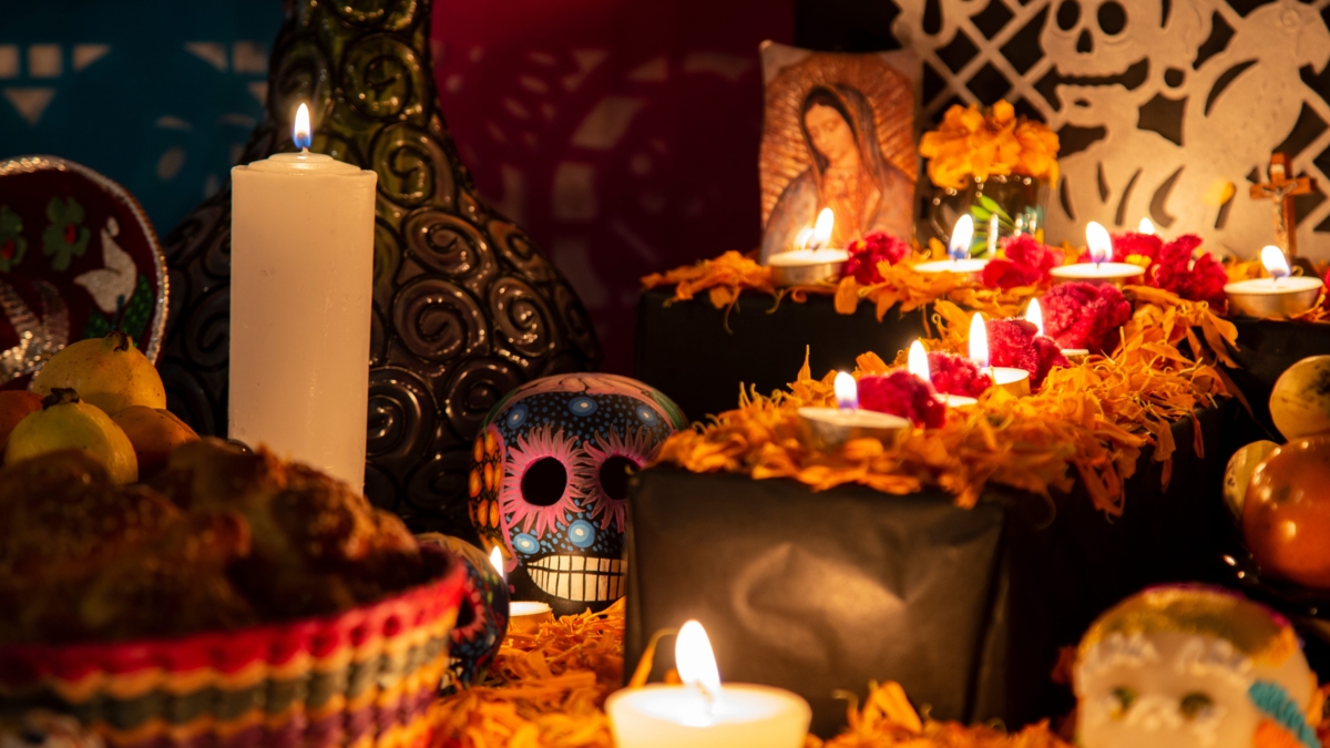 Entre flores de cempasúchil y pan de muerto: ¿Cómo celebrar el Día de Muertos en México como un local?