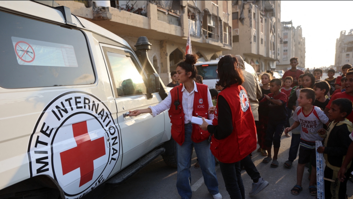 Izrael otrzymał od Czerwonego Krzyża ciała dwóch zakładników po oskarżeniu Hamasu o naruszenie porozumienia pokojowego i bombardowanie Gazy