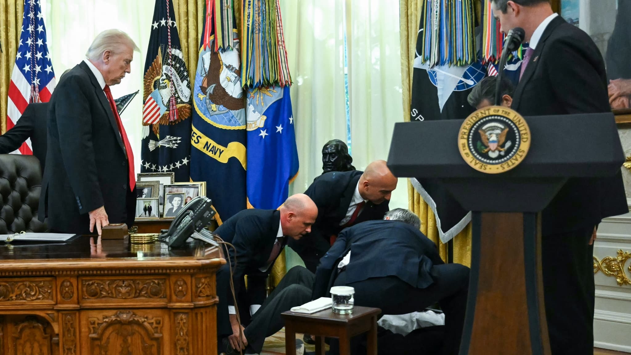 Un représentant pharmaceutique fait un malaise en présence de Donald Trump dans le Bureau ovale