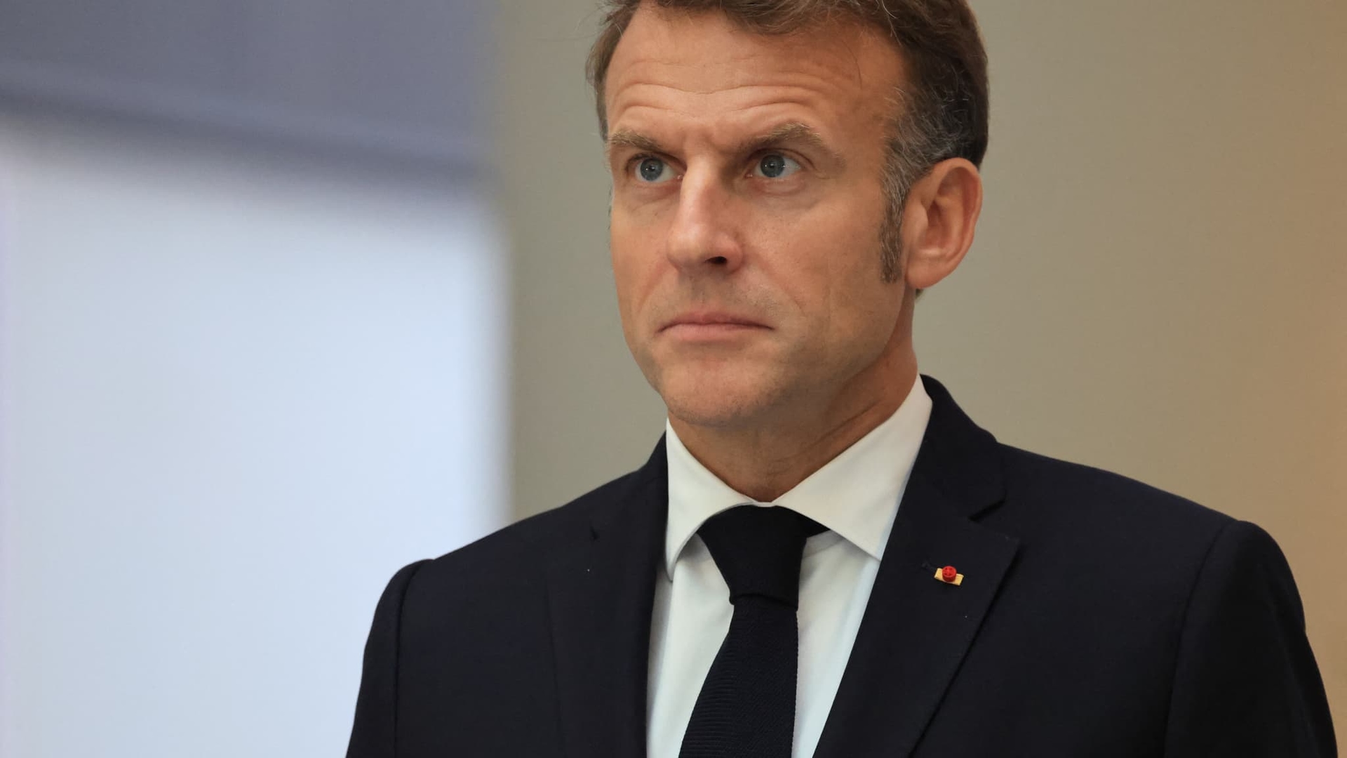 Na de vrijlating van de eerste zeven gijzelaars in Gaza gelooft Emmanuel Macron dat "vrede mogelijk wordt"