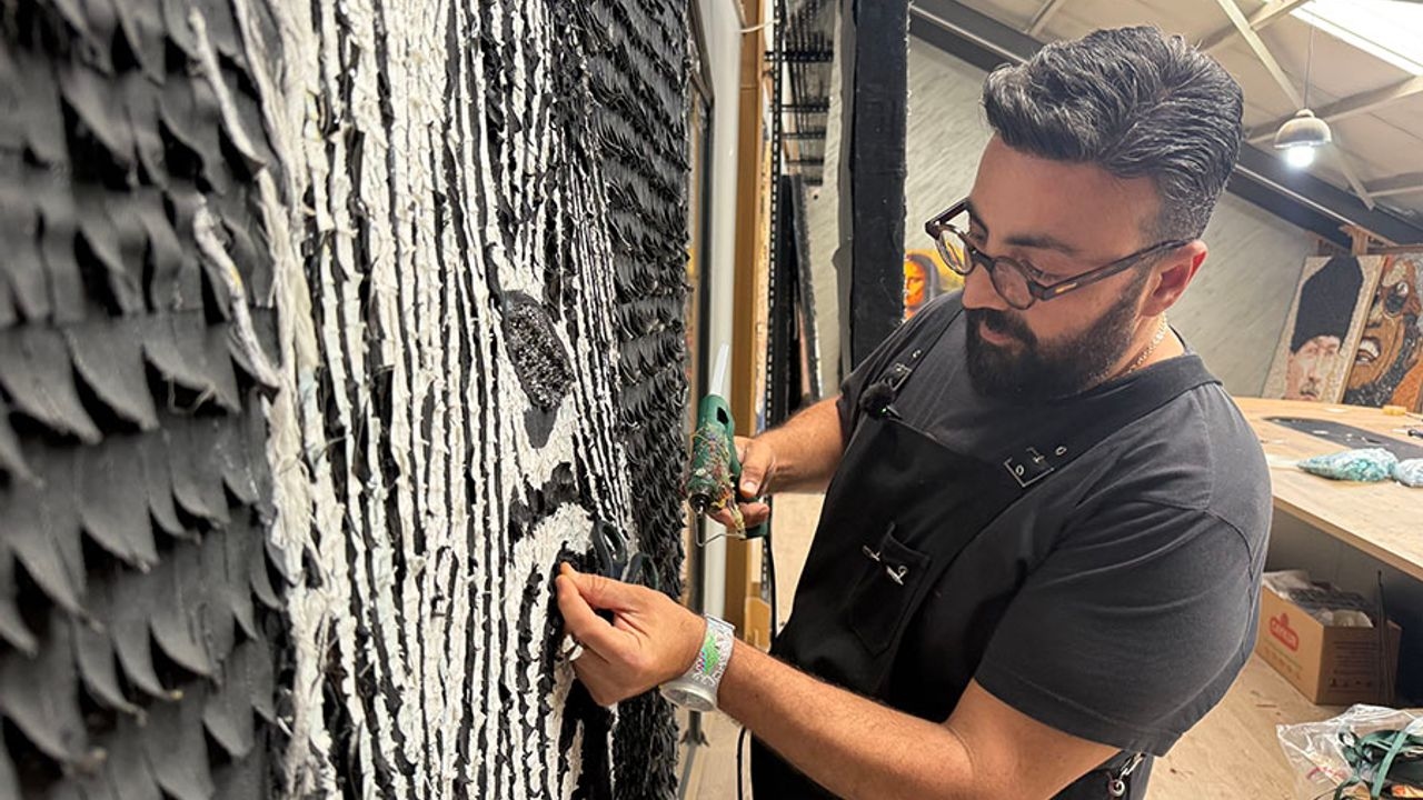 Przekształcał odpady w dzieła sztuki, a jego obrazy można było podziwiać na całym świecie.