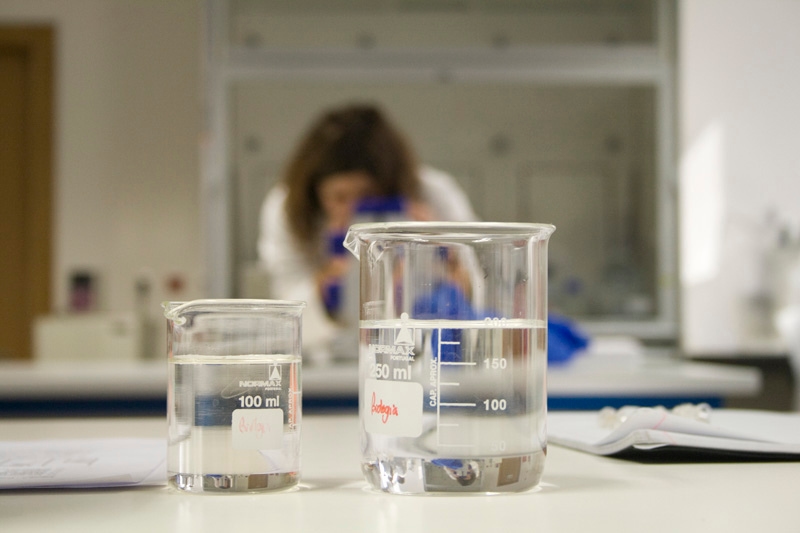 OE2026: Stowarzyszenie Laboratoriów Klinicznych ostrzega, że cięcia w Narodowej Służbie Zdrowia zagrażają jej stabilności.