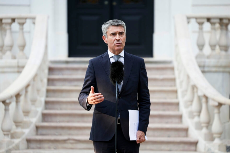 „Niedowierzający” cięciom w Narodowej Służbie Zdrowia José Luís Carneiro wzywa ministra zdrowia do rezygnacji.