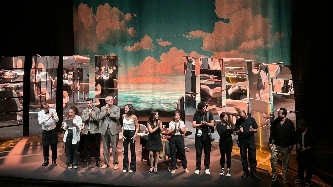 De première van het toneelstuk 'Fora' vond plaats op het 29e Istanbul Theatre Festival