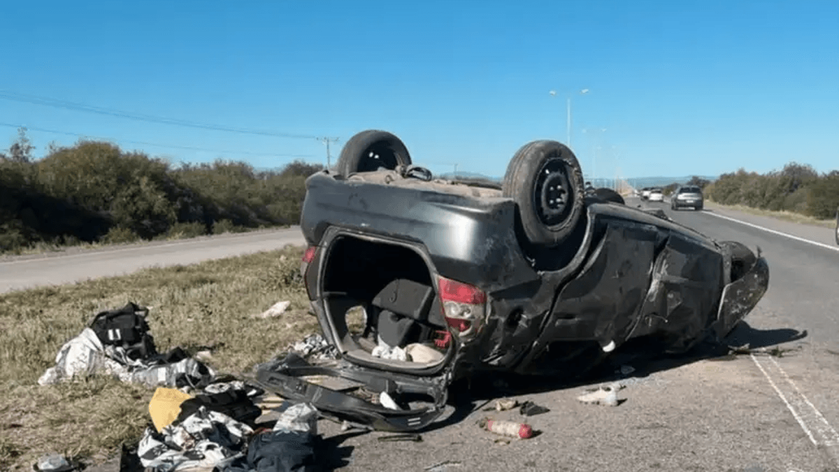 Tragédia na estrada: um bebê e um adolescente de 18 anos morreram depois que uma família de Mendoza sofreu um acidente em San Luis.