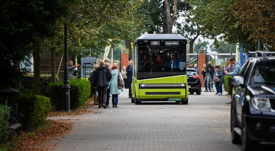 It makes decisions and reacts to obstacles on its own. Polish driverless minibus undergoes testing.