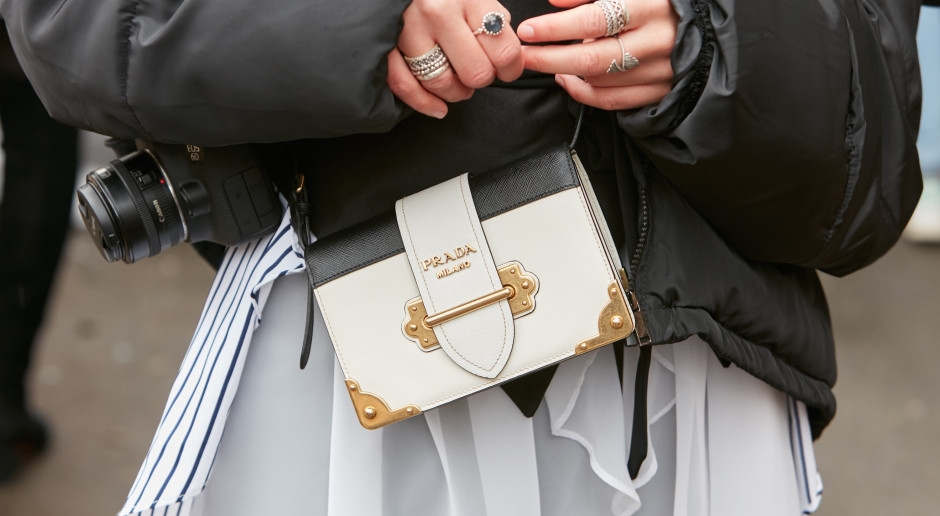 Le contraffazioni sono... di tendenza? La verità sugli "accessori di lusso" della Generazione Z