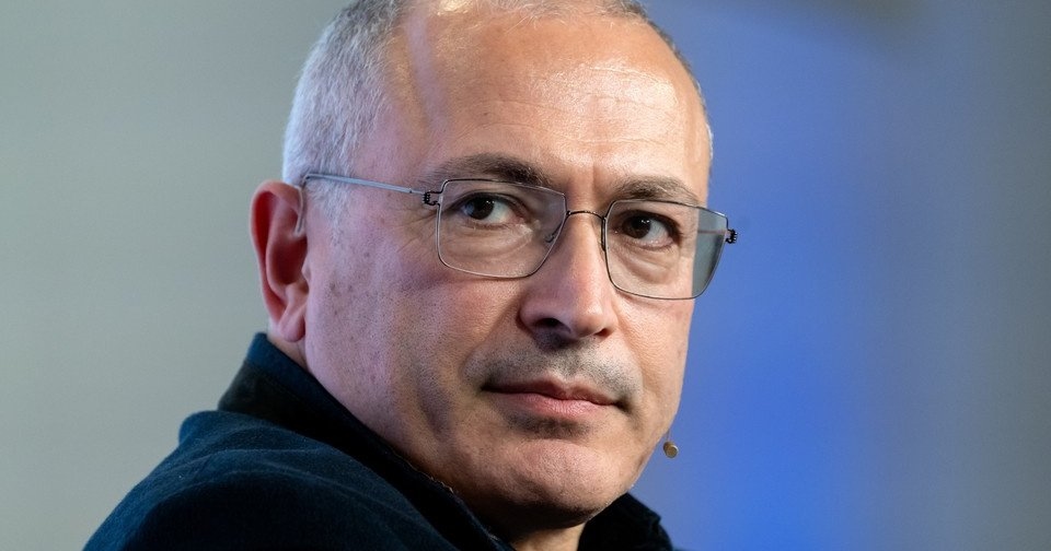 Chodorkovski* wordt aangeklaagd voor het werven van geld voor de Oekraïense strijdkrachten en voor het rekruteren voor een gewelddadige machtsovername in Rusland.