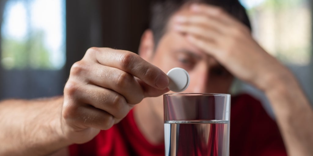 Le insidie dei rimedi contro la sbornia: abuso di alcol e nessuna cura miracolosa