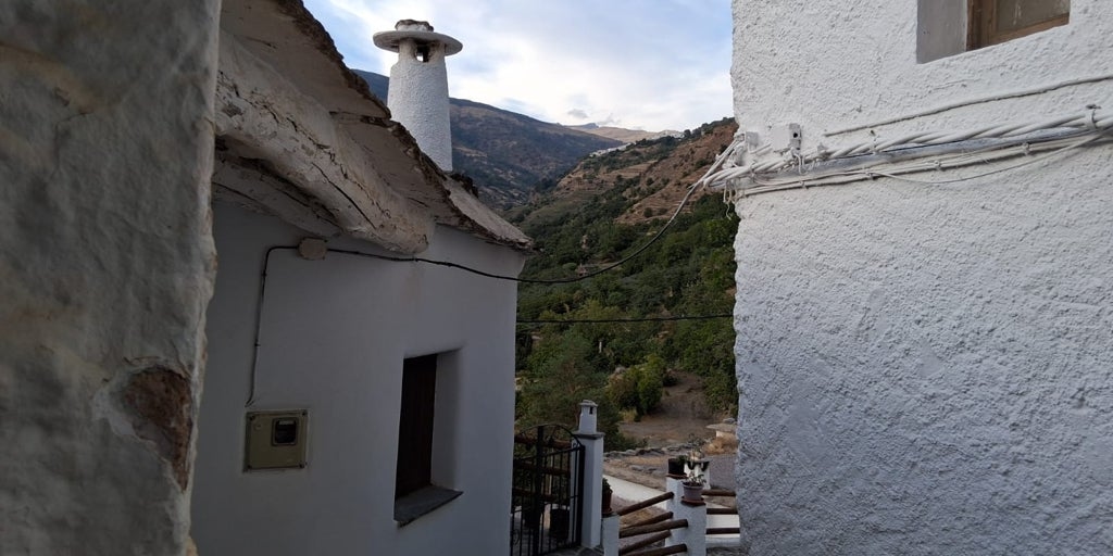 Karla kaplı dağların arasında İsviçre kartpostalını andıran Granada köyü