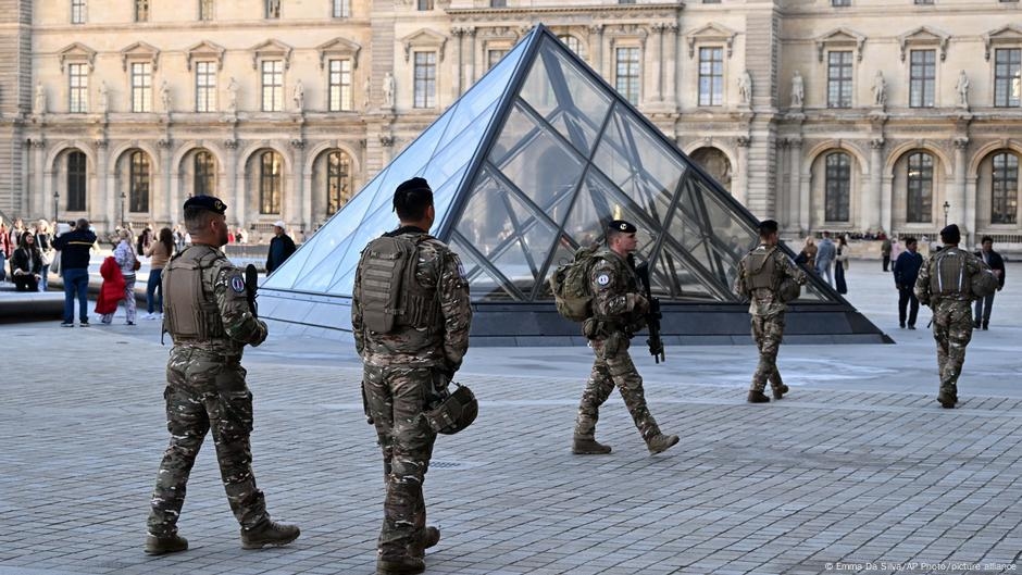 França: Mais duas prisões após roubo no Louvre