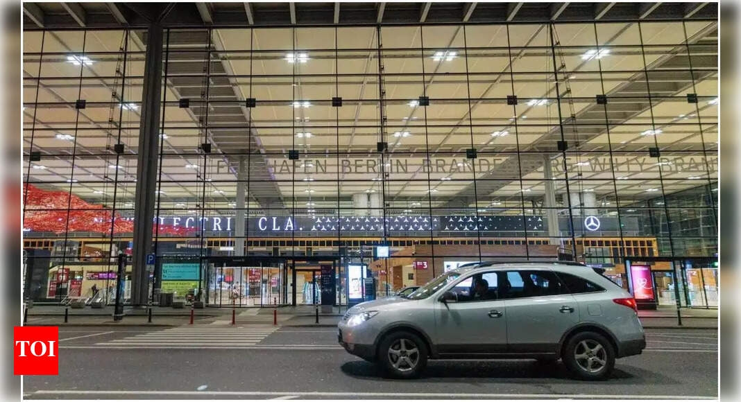 «Опасность предотвращена»: аэропорт Берлина временно приостанавливает полеты после обнаружения неопознанных беспилотников