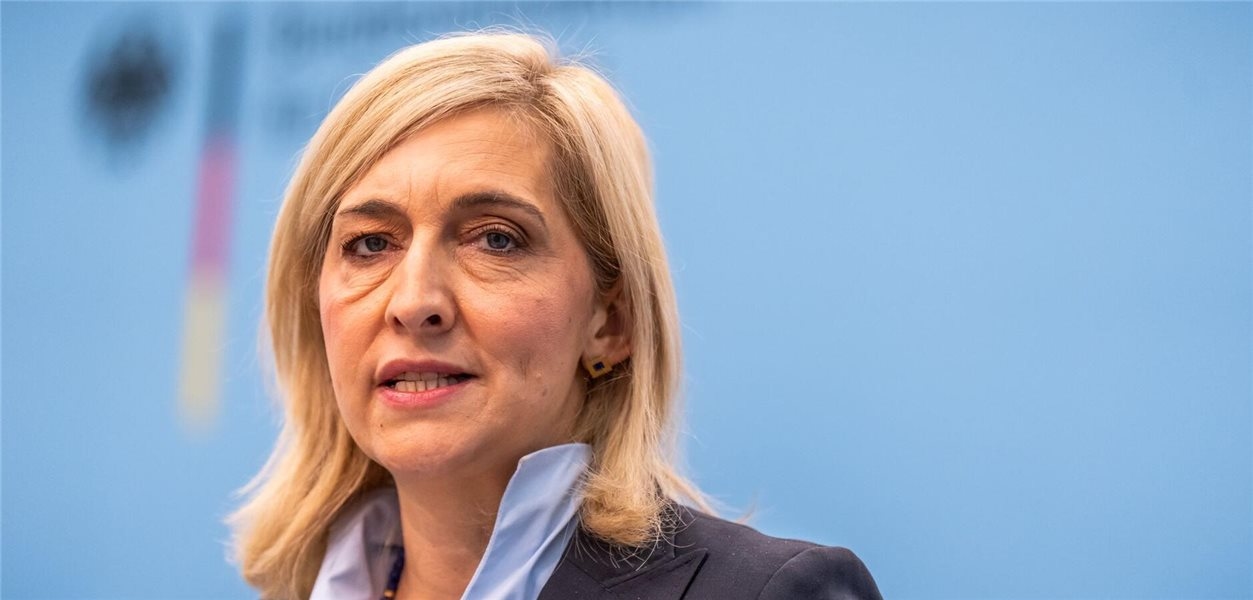 Il ministro vuole mantenere stabili i contributi per l'assicurazione sanitaria, ma si scontra con forti critiche