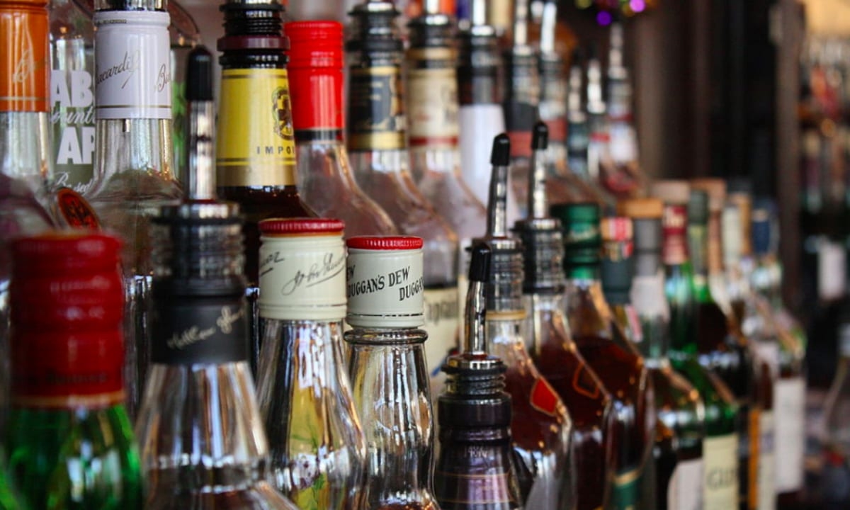 Datafolha: 91% Brazylijczyków popiera umieszczanie ostrzeżeń o szkodliwym wpływie alkoholu na butelki.