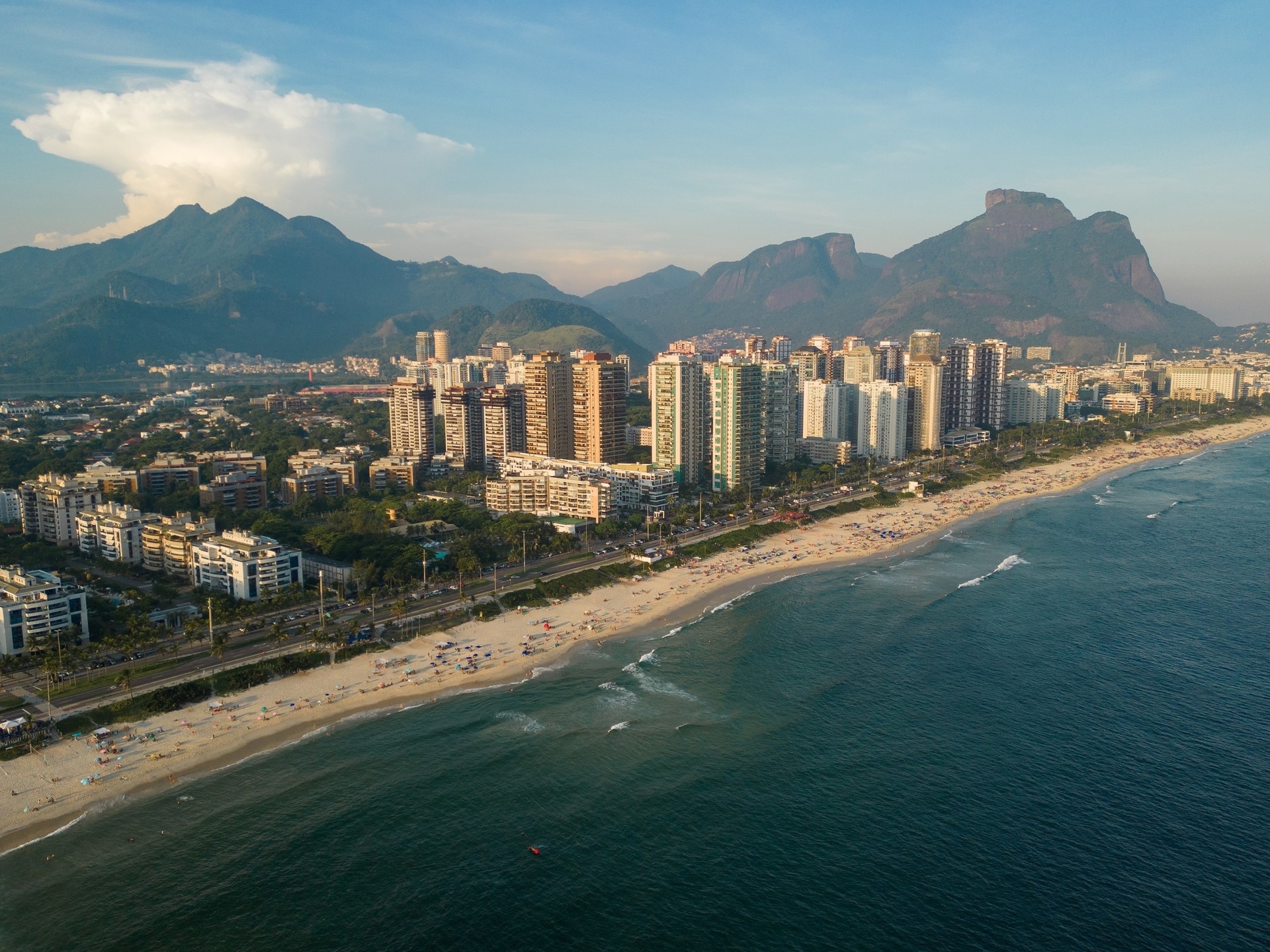 Spokojne plaże, rowery i restauracje przy chodnikach: oto Barra de Tijuca, „brazylijskie Miami” w sercu Rio de Janeiro.