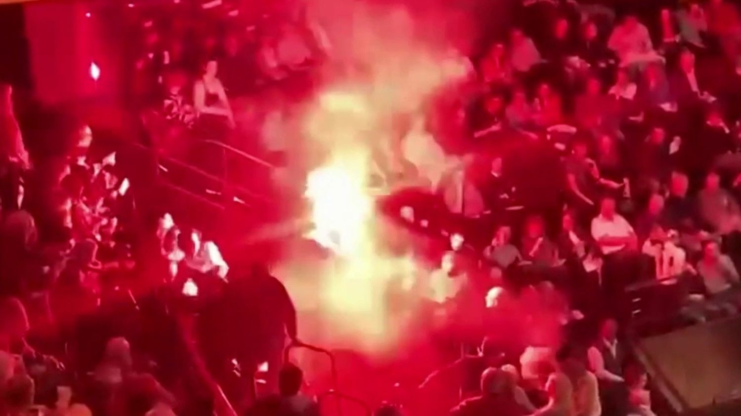 «Кто-то начал кричать и бросать листовки в зал»: концерт Израильского филармонического оркестра в Париже сорвало дымовыми шашками