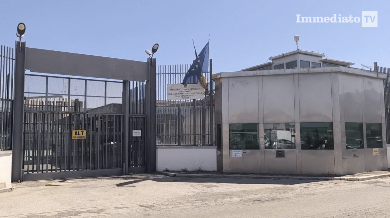 La Autoridad Sanitaria Local de Foggia (ASL) está realizando exámenes de detección de cáncer en la prisión: Mamografía móvil y Papanicolaou móvil en el patio de la prisión.