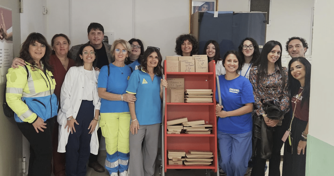 Des chaussettes remplies d'histoires à Foggia : avec la bibliothèque de l'hôpital « Lory Marchese », la lecture est le meilleur des remèdes.