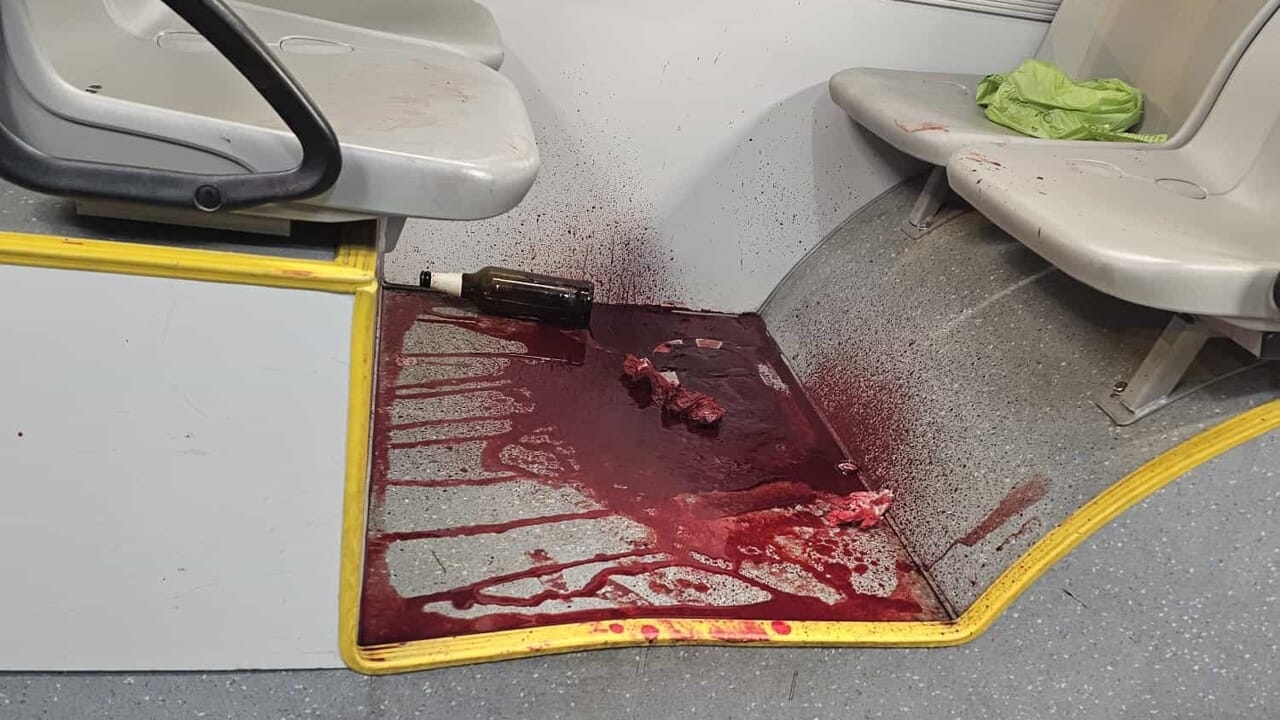 W wyniku bójki na Route 90 o świcie mężczyzna został dźgnięty nożem: na trolejbusie pozostała kałuża krwi.