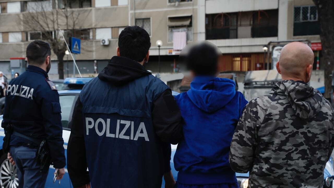 La cocaïne se vend sur WhatsApp : comment fonctionne le trafic de drogue à Milan (où un dealer gagne jusqu’à 7 000 € par semaine).