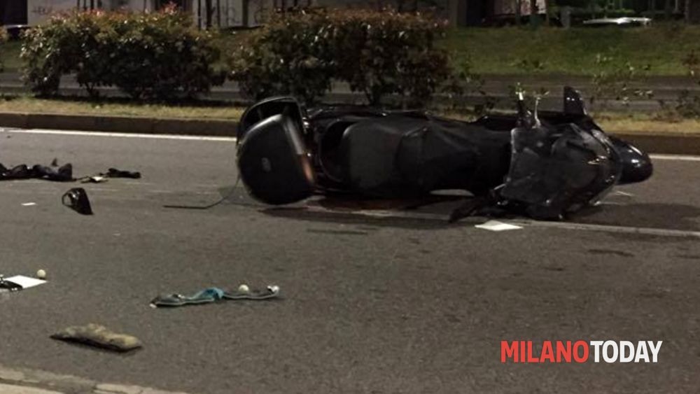 Мотоциклист падает, ударяется головой и впадает в кому: серьезная авария недалеко от Милана.