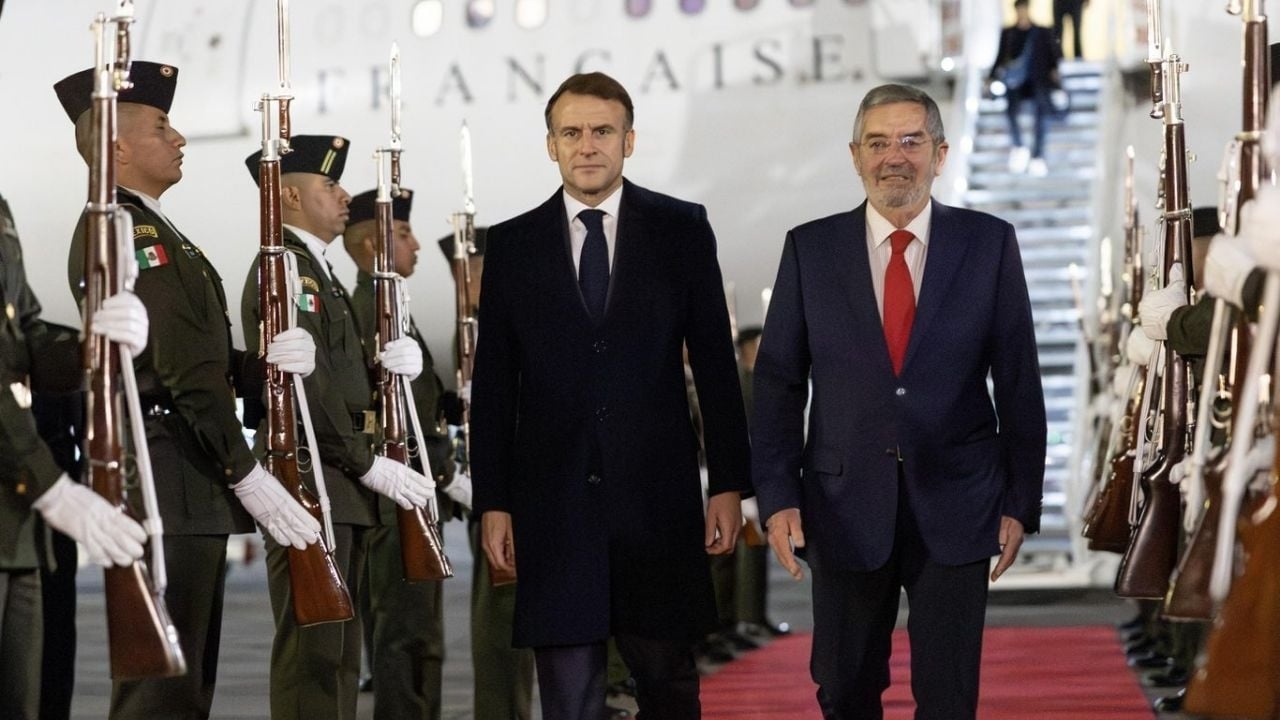 Emmanuel Macron arrives in Mexico; he will hold a meeting with Sheinbaum at the National Palace