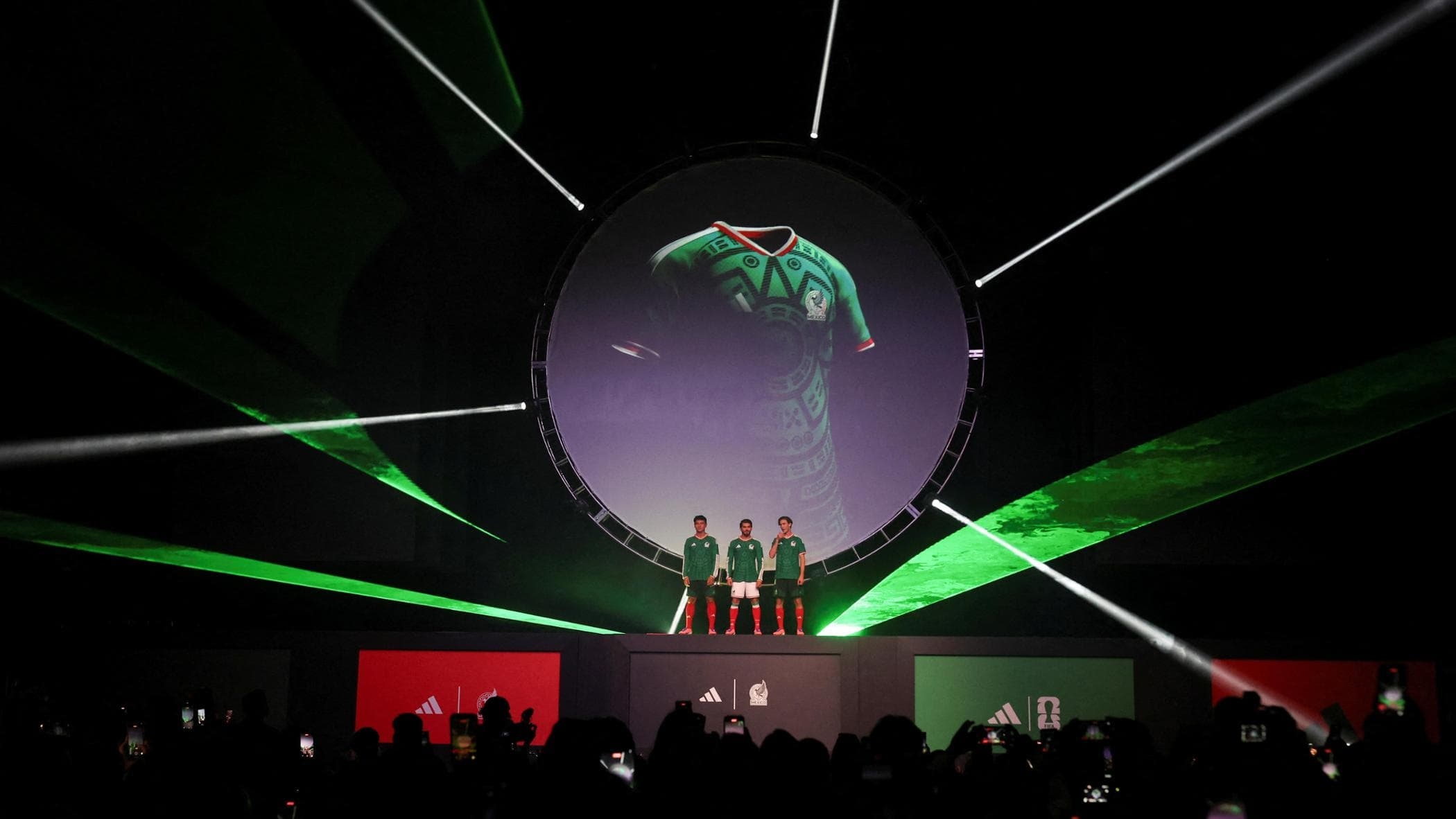 Mexico-Stad, zeven maanden tot het WK voetbal. Aztec is op jacht naar een straatverkoper.